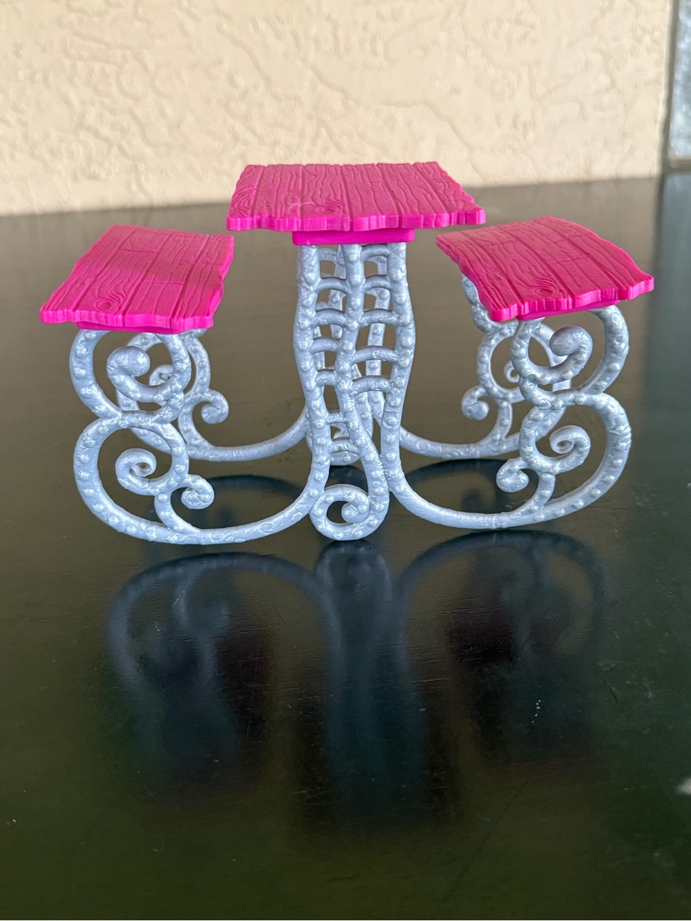 Monster High Doll Deluxe Deadluxe School Playset Picnic Table Pink&Silver